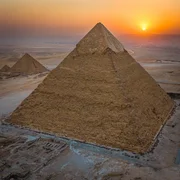 Die große Pyramide von Gizeh. Sie besteht aus drei Millionen Steinen. Wie die Ägypter es schaffen konnten, diese Steine auf das Gizeh-Plateau zu transportieren, lösten erst neuste wissenschaftliche Erkenntnisse über den Nil. Die große Pyramide von Gizeh. Sie besteht aus drei Millionen Steinen. Wie die Ägypter es schaffen konnten, diese Steine auf das Gizeh-Plateau zu transportieren, lösten erst neuste wissenschaftliche Erkenntnisse über den Nil.