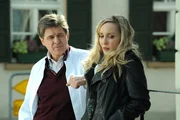 Roland macht Jana nachdenklich. Von links: Roland Bamberger (Horst Kummeth) und Jana Keller (Isabella Hübner).