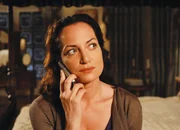 Rosamunde Pilcher - Vier Jahreszeiten: Das Geschenk des Frühlings Telefoniert mit ihrem Verlobten: Natalia Wörner als Charlotte