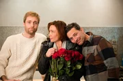 Aglaia Szyszkowitz als Billy zwischen dem immer noch anschmiegsamen Ex Gunnar (Gregor Bloéb) und dem neuen Lover Lukas (Bernd Christian Althoff, links).