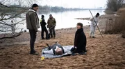 Chefermittlerin Elena Weber (Julia Koschitz) und ihr Kollege Jochen (Paul Boche, li.) bemerken am Tatort, dass sie observiert werden.