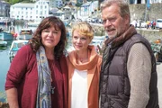 Rosamunde Pilcher – Wenn Fische lächeln  Familientreff am Hafen: Gundi Ellert als Betty, Friederike Ott als Liz, Jürgen Heinrich als Cape.