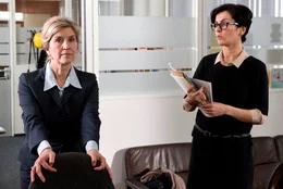 Hannas (Marie-Lou Sellem) Tatkraft imponiert Frau Sch&ouml;ps (Marita Breuer, l.).