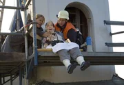 In letzter Sekunde kann Schwester Anna (Mariele Millowitsch, li) die sympathische Seniorin Hedwig Gandlgruber (Marianne Lindner) von einem Bauger&uuml;st retten.
