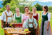Familie Bogner erwartet die Gäste. Von links: Ehemann Markus, Tochter Anna, Maria Bogner, Tochter Sophia, Freundin und Küchenfee Isabell Bernlochner und Sohn Marinus.