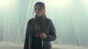 Bea (Aoife Hughes) und die anderen Übriggebliebenen haben herausgefunden, dass das Alien sich alle 16 Minuten neu laden muss. Nun wollen sie sich gegenseitig beobachten, ob eine von ihnen in diesen 16 Minuten flackert.
