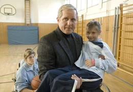 Mit viel Gef&uuml;hl geht Pr&auml;lat Schwanthaler (Harald Krassnitzer) auf die kleine Lena (Lorena Dintner) ein.