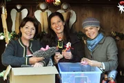 Die Landfrauen dekorieren ihren Weihnachtsstand. Von links: Rosi Brunner (Brigitte Walbrun), Uschi Guggenmoser (Silke Popp) und Annalena Brunner (Heidrun Gärtner).