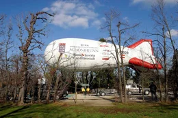 Universum "Sch&ouml;nbrunn - Quelle der Sch&ouml;nheit". Sch&ouml;nbrunn - hier durchdringen einander Architektur und Park, Natur und Kunst. Das Schloss und seine G&auml;rten sind feudales Spiegelbild seiner einstigen Bewohner, ein Zaubergarten voller botanischer Sch&auml;tze und zugleich gez&auml;hmte Wildnis, die den Herrschaftsanspruch der Habsburger &uuml;ber Mensch und Natur entsprach. Mit seiner einzigartigen Bildtechnik entf&uuml;hrt Georg Riha den UNIVERSUM-Zuseher auf eine Traumreise durch Jahrhunderte &ouml;sterreichischer Geschichte, von Maria Theresia bis Sisi.