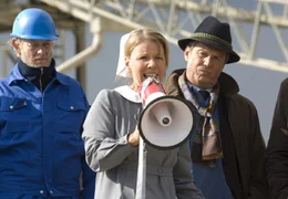 Schwester Anna (Mariele Millowitsch) ruft die Dorfbewohner gegen den Bau eines Fu&szlig;ball-Freizeitparks auf. Theo Vilsmair (Hansi Kraus, re.) ist sprachlos.
