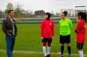 Ringo Holländer (Tim Kalkhof, l.) hört sich im deutsch-türkischen Frauenfußballverein „Viktoria Wedding“, in dem es zu einem Vorfall sexueller Belästigung gekommen sein soll, bei den Mitspielerinnen, Semira (Fränze A. Thiemann, 2.v.l.), Mia (Mina Halide Guschke, 2.v.r.) und Nidal (Vanessa Velemir Diaz, r.), des mutmaßlichen Opfers um.