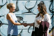 Lena (Birte Glang, l.) hat einen Notplan für das Pumpwerk entwickelt. Doch dann taucht Sonja (Jenny Laura Bischoff) von Les Jolies auf und macht ihre Idee zunichte.