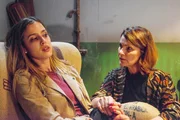 Wird es Chiara (Alexandra Fonsatti, l.) gelingen, einen Hilferuf abzusetzen, um Susanne (Hanne Wolharn) zu entkommen?