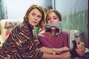 Chiara (Alexandra Fonsatti, r.) erkennt entsetzt, dass Susanne (Hanne Wolharn) zu allem bereit ist...
