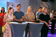 Während Deniz (Igor Dolgatschew, 2.v.l.), Marie (Cheyenne Pahde, M.) und Finn (Christopher Kohn) Lenas Ansprache verfolgen, fragt sich Nathalie (Amrei Haardt, l.), ob Finn noch an Isabelle hängt.
