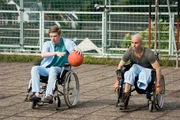 Alex (Timur Bartels, l.) und Leo (Tom Oliver Schultz) trainieren zunächst selbstständig für das anstehende Basketballspiel gegen die Jungs von Station 8B. Jedoch gestaltet sich das Spielen deutlich schwieriger als erwartet...