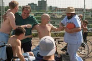 Die Sonne scheint und der Club bekommt die Erlaubnis, den Tag auf dem Dach des Krankenhauses, auf dem ein Basketballfeld ist, zu verbringen. V.l.: Alex (Timur Bartels), Toni (Ivo Kortlang), Benito (Matthias Brenner), Leo (Tim Oliver Schultz), Patient Station 8B (Fabian Lichottka, Rückansicht), Dietz (Sahin Eryilmaz), Patient Station 8B 2 (Stephan Stock).