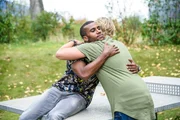 Moritz (Tijan Njie, l.) sieht im Gespräch mit Finn (Christopher Kohn) ein, dass er sich ungerecht verhalten hat.