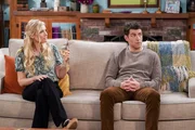 Gemma Johnson (Beth Behrs, l.); Dave Johnson (Max Greenfield, r.)