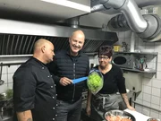 Gluten- und laktosefreie Pasta und Pizzen. Mit dieser angeblichen Marktlücke wollen Uwe (l.) und Anja (r.) Zimmermann Gäste in ihre Pizzeria locken, doch die Kunden bleiben aus. Gelingt es Frank Rosin (M.), das "Piccolino" noch zu retten? Gluten- und laktosefreie Pasta und Pizzen. Mit dieser angeblichen Marktlücke wollen Uwe (l.) und Anja (r.) Zimmermann Gäste in ihre Pizzeria locken, doch die Kunden bleiben aus. Gelingt es Frank Rosin (M.), das "Piccolino" noch zu retten?