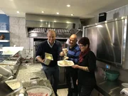 Uwe (M.) und Anja (r.) Zimmermann kennen sich in der Gastronomie überhaupt nicht aus. Kann Sternekoch Frank Rosin (l.) da noch helfen? Uwe (M.) und Anja (r.) Zimmermann kennen sich in der Gastronomie überhaupt nicht aus. Kann Sternekoch Frank Rosin (l.) da noch helfen?