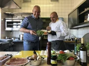 Frank Rosin (l.) trifft in der Sportgaststätte "Lenes Essbar" Schleswig-Holstein auf eine komplett überforderte Chefin und ihr komplett ungelerntes Team. Kann ein neuer Koch (r.) das Restaurant vor dem drohenden Aus bewahren?