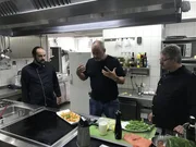 Trotz einer geringen Pacht im Hotel-Restaurant Wittekindsquelle und schönen Räumlichkeiten kommt der 56-jährige Betreiber Jörg Schäfer (r.) auf keinen grünen Zweig. In seiner Not weiß er nur noch einen Ausweg: Sternekoch Frank Rosin (M.) ...