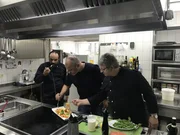 Kann Jörg Schäfer (r.) mit Hilfe von Starkoch Frank Rosin (M.) und Koch Tim Bendt (l.) das angeschlagene Hotel-Restaurant Wittekindsquelle in Bergkirchen retten?