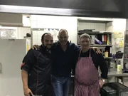 Jörgs Schäfers (r.) altmodische Kochweise und fehlendes Marketing im herrschaftlich-idyllische Hotel-Restaurant Wittekindsquelle sind nur die geringsten aller Übel. Kann Frank Rosin (M.) das Traditionslokal mit seinen Tipps und Hilfe von Koch Tim Bendt (l.) vor dem Ruin schützen?