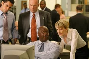 Det. Scott Valens (Danny Pino, l.), Lt. John Stillman (John Finn, l.), Det. Will Jeffries (Thom Barry, M.) und Det. Lilly Rush (Kathryn Morris, r.) verschaffen sich über die erste große Aidswelle Informationen ...
