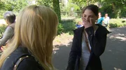 Sabrina (r.) lernte 1995 ihre beste Freundin Rozalija kennen. Doch kurz nach der Einschulung ging das Mädchen mit seinen Eltern zurück nach Kroatien, der Kontakt brach ab. Kann Julia Leischik (l.) die jungen Frauen wieder vereinen?