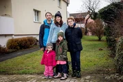 SRF bi de Lüt - Familiensache: Mario Basic und Andrea Hehlen mit: v.l. Leia, Milusha, Leia und Nico