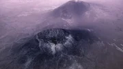 Hohe Gebirgszüge, Gletscher und eine komplexe Atmosphäre prägen den Zwergplaneten Pluto. Doch sein größtes Geheimnis verbirgt sich unterhalb der Oberfläche. Hohe Gebirgszüge, Gletscher und eine komplexe Atmosphäre prägen den Zwergplaneten Pluto. Doch sein größtes Geheimnis verbirgt sich unterhalb der Oberfläche.