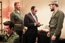 Blumenh&auml;ndler Philippe Dubois (Rescoe Lee Browne, M.) im Auftrag des amerikanischen Geheimdienstes: Als Journalist getarnt, gelingt es ihm, den kubanischen Regierungsvertreter Rico Parra (John Vernon, r.) und dessen Sekret&auml;r Hernandez (Carlos Rivas, l.) abzulenken und so an wichtige Unterlagen eines Geheimpaktes zu gelangen.