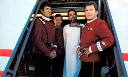 Der vulkanische Herrscher Sybok (Laurence Luckinbill, 2.v.r.) hat die Enterprise mitsamt der Crew gakapert.