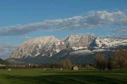 Fr&uuml;hligslandschaft bei Bad Mitterndorf mit Blick auf Totes Gebirge.