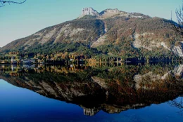 Altausseer See im Herbst mit Loser im Wasserspiegel des Altausseer See.