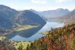 Blick auf Grundlsee im Herbst.
