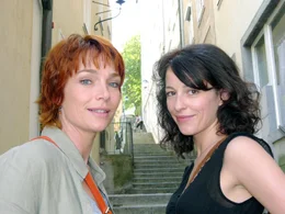 Caroline (Aglaia Szyszkowitz, l.), Ulla (Julia Cencig, r.).