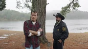 Sheriff Baker (Jason Patric, r.) fragt sich, ob Paul (Thomas Jane) ihm die Wahrheit sagt.
