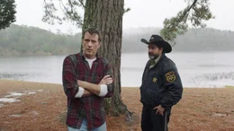 Sheriff Baker (Jason Patric, r.) fragt sich, ob Paul (Thomas Jane) ihm die Wahrheit sagt.