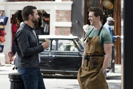 Um seine Vision vom dritten Michelin-Stern zu realisieren, holt Adam (Bradley Cooper, l.) Burger-Brater David (Sam Keeley, r.) in sein Team. Kann sich der sch&uuml;chterne Junge dort behaupten?; Um seine Vision vom dritten Michelin-Stern zu realisieren, holt Adam (Bradley Cooper, l.) Burger-Brater David (Sam Keeley, r.) in sein Team. Kann sich der sch&uuml;chterne Junge dort behaupten?