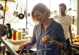 Nach und nach gew&ouml;hnen sich der exzentrische und cholerische Sternekoch Adam Jones (Bradley Cooper, r.) und Saucier Helene (Sienna Miller, l.) aneinander, doch dann droht dem ambitionierten Koch, wegen einer Sabotageaktion der dritte Michelin-Stern verwehrt zu werden ...