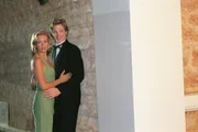 Becky Howard (Jessica Napier) und unbekannter Darsteller