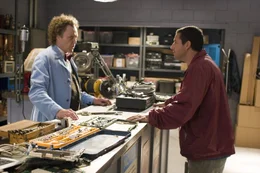 Michael (Adam Sandler, r.) ahnt noch nicht, dass diese Begegnung sein Leben ver&auml;ndern wird, denn der Erfinder Morty (Christopher Walken, l.) wird ihm gleich eine Universalfernbedienung andrehen, die absolut alles kontrollieren kann ...