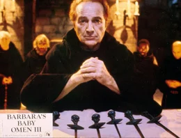 Pater De Carlo (Rossano Brazzi) und sechs weitere M&ouml;nche machen sich auf den Weg nach England, um Satans Sohn mit heiligen Dolchen zu t&ouml;ten ...