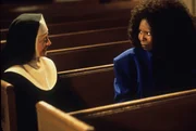 Mutter Oberin (Maggie Smith, l.); Deloris (Whoopi Goldberg, r.)