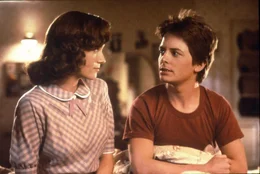 Zur&uuml;ck im Jahr 1955 verliebt sich seine Mutter Lorraine (Lea Thompson) in Marty (Michael J. Fox)...