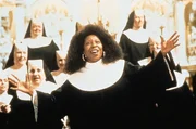 Deloris (Whoopi Goldberg, vorne)