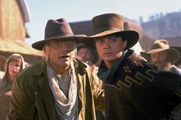 Zusammen mit seinem v&auml;terlichen Freund Doc Brown (Christopher Lloyd, li.) erlebt Marty (Michael J. Fox) im Wilden Westen des Jahres 1885 zahlreiche Abenteuer..